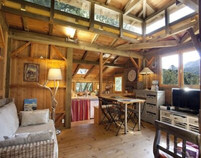 Chalet type cabane,intégré dans les arbres,loin du tumulte,entre mer et montagne